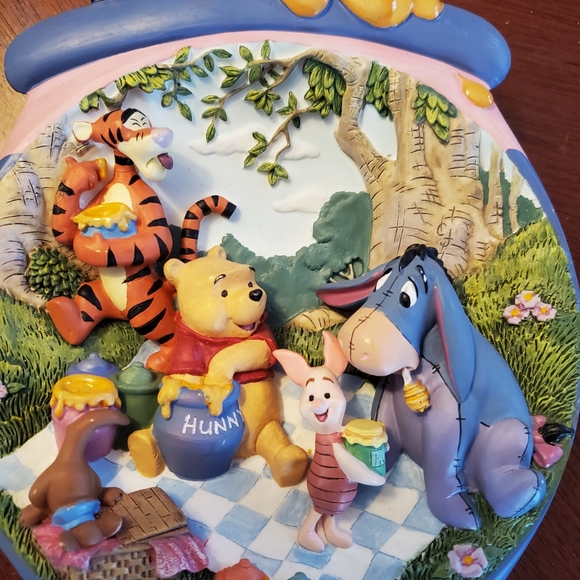 Collectible Pooh plate - Picture 2 of 3